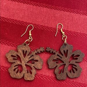 5/$10❤️❤️❤️NEW Handmade Hibiscus Flower Lighweight Wood Earrings